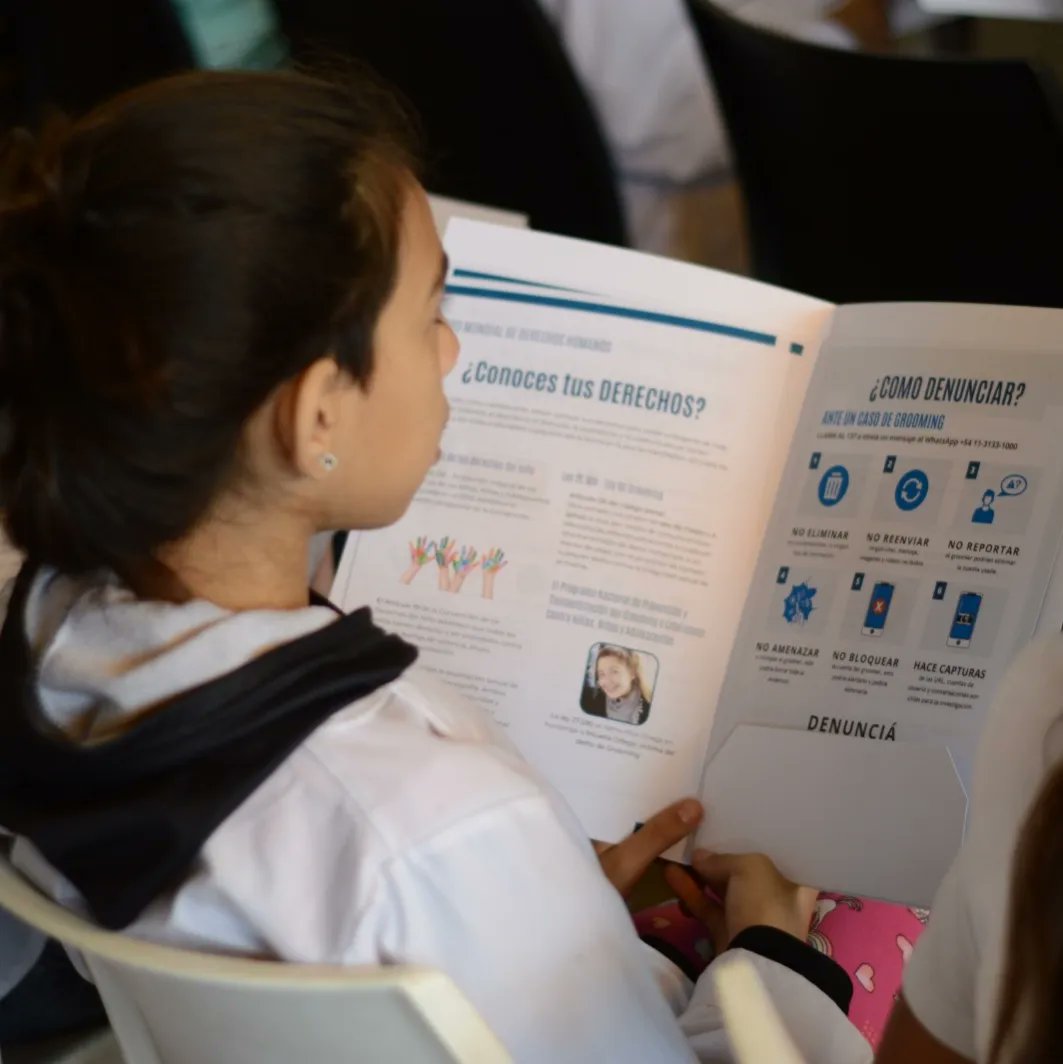 GroomingHCD's tweet photo. 3er Foro Mundial De Derechos Humanos 
@LucianaPadulo @Mama_en_linea
Brindamos una Charla de Prevención y Concientización del delito de Grooming a alumnos y docentes que participaron del foro. 
#FRENEMOSELGROOMING #LeyMicaOrtega https://t.co/sFeZN4o6Ws