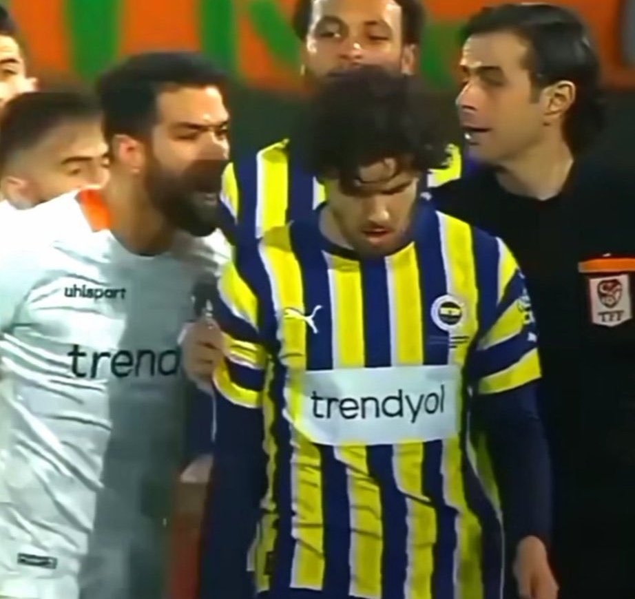 Fenerbahçe bu sezon şampiyon olursa ki hala zor olduğunu düşünüyorum, benim için şampiyonluk fotosu bu olacak, 23 yaşında gencecik bir çocuk kendisine yapılan tahriklere rağmen muhtemelen yumruklarını sıkıp sabır çekerek, Beşiktaş maçında takımı yanlız bırakmamak için dönüp gitti