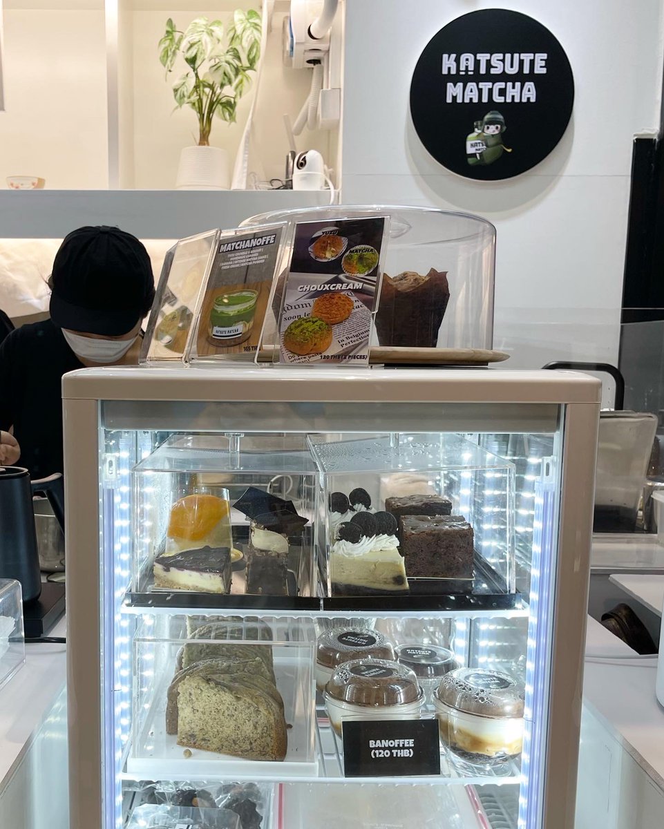 เจอร้านมัทฉะที่อร่อยถูกใจอีกหนึ่งร้าน 𝗞𝗮𝘁𝘀𝘂𝘁𝗲 𝗠𝗮𝘁𝗰𝗵𝗮 เมนูเยอะมาก มีทั้ง Latte และเครื่องดื่ม Fusion 🍵ชอบ 𝙏𝙖𝙢𝙞𝙠𝙖 มัทฉะชงกับนมโอ๊ตจะมีความเบาๆของนม หอมๆเข้มข้น 🍵ขนมลอง 𝙈𝙖𝙩𝙘𝙝𝙖 𝙘𝙝𝙚𝙚𝙨𝙚 𝙡𝙖𝙮𝙚𝙧 อร่อยมากอ่ะ ฐานเป็นโอริโอ้กับBiscoffรวมของโปรด😋 <a href="/aroii/">@aroii บอกต่อ</a>