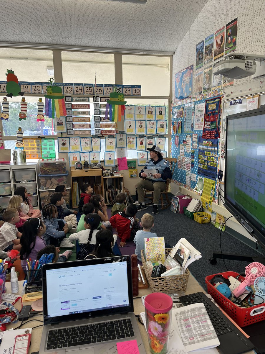 BullardFootball's tweet photo. Took our boys to Gibson elementary this morning to read and hang with these future knights. It’s about community in bullard football. Whenever we can pay it back, we will. Thank you to everyone at Gibson for having us #Bleedblue #Knightlife https://t.co/quDVxXPpep