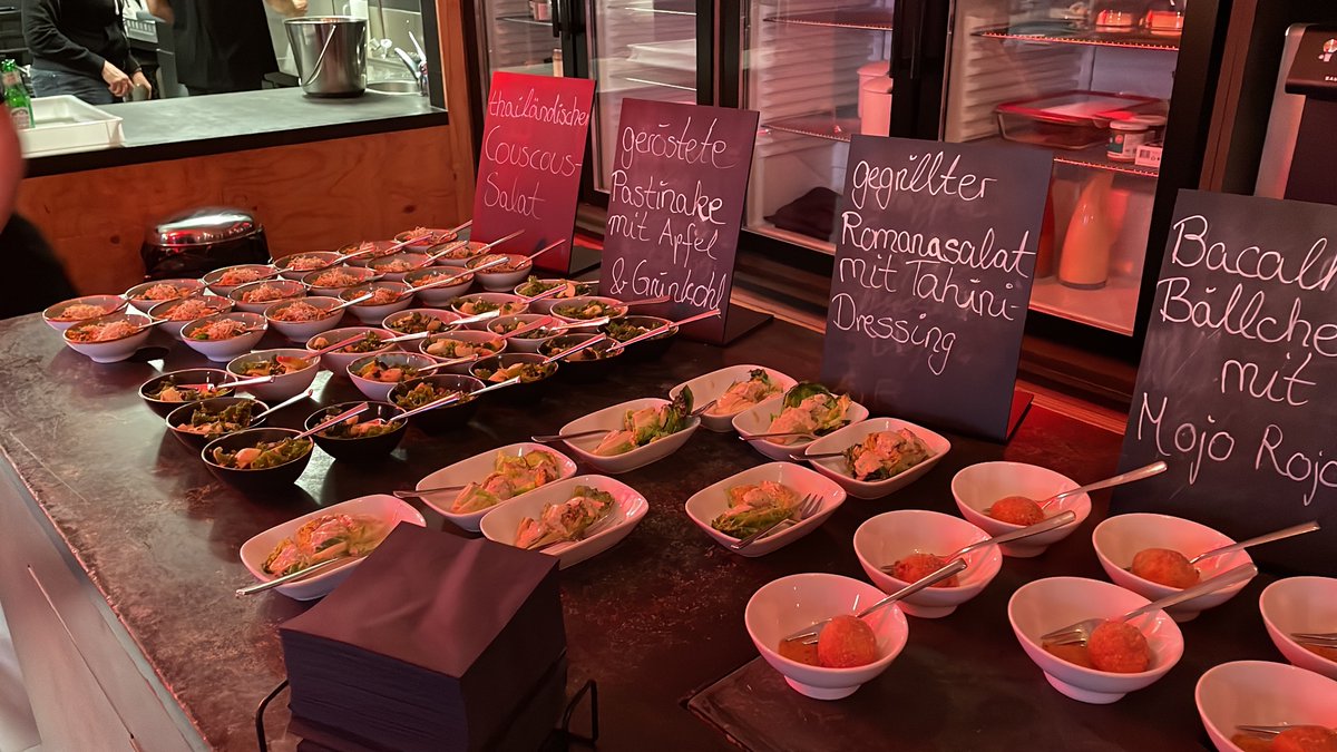 Wahnsinn, nach knapp 3 Jahren wieder bei #leandus und <a href="/sipgateDE/">closed</a> - und ist wie immer: Es beginnt mit lecker Essen! Und ich reaktiviere tatsächlich meinen Twitteraccount ;) Wo seid ihr?