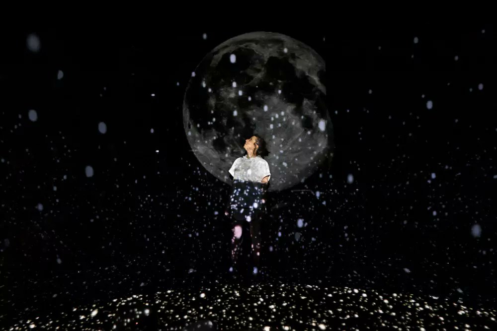 [critique] Shahara, objectif lune ! bit.ly/42yISpu Avec Shahara, la metteuse en scène Sarah Tick au double profil, médical et artistique, porte au plateau la pièce jeune public de Caroline Stella. Ou comment aborder en subtilité, une réalité plombée : la maladie des