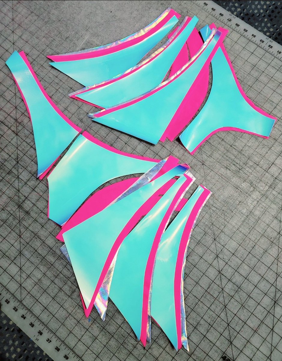 elliss_seven's tweet photo. WORK IN PROGRESS! Custom triple fin shrug with pearl (color shifty blue/pink) plating on top of hot pink. W/silver holo under the fins.
Plus matching triple cuffs.
#ls7 #cyberarmor #cyberfashion https://t.co/K7pmx8J6L9