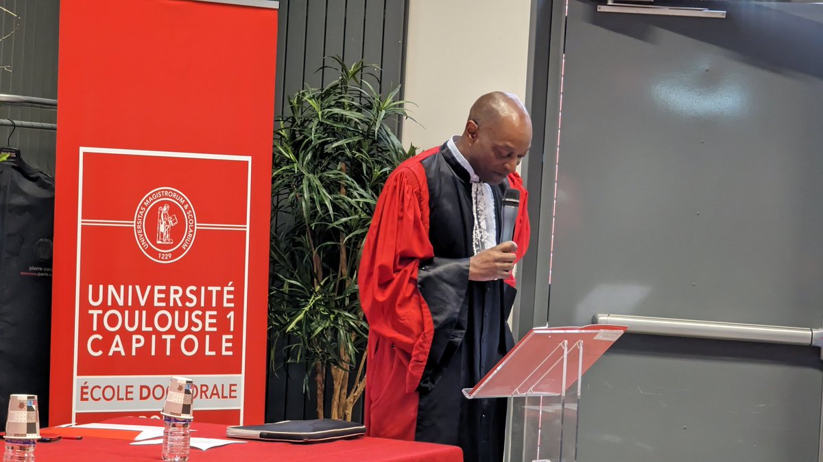 EcoleDroitTlse's tweet photo. 👏🔴En direct de la cérémonie de remise de l'épitoge et du parchemin aux 14 docteurs présents aujrdh. Cérémonie introduite par M. Le Prdt @hugueskenfack, M. Le Dr de l'@EddspUt1 @Andriantsimbazo, M. Darras @SciencesPo_Tlse et parrainée par notre invité d'honneur M. Paulo Pinto 👏 https://t.co/P6cntdHwUD