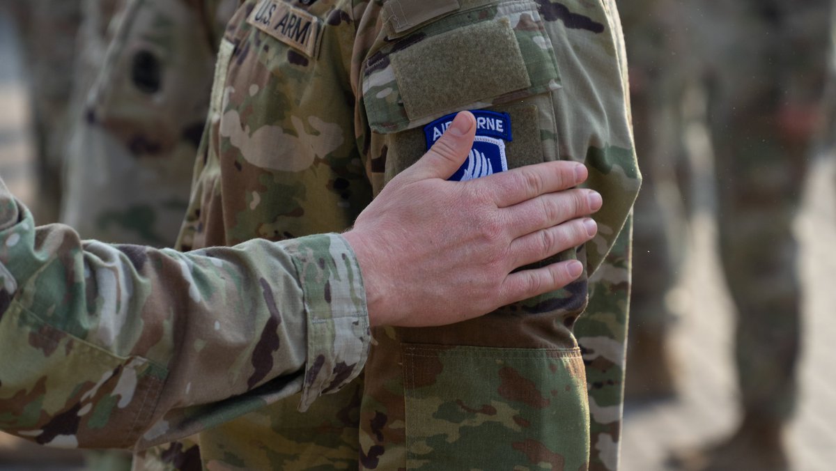 173rdAbnBde's tweet photo. #Welcome to the Herd!
New #SkySoldiers ๐ช were patched and greeted this morning by #173rd leaders.
Letโs hear a warm welcome for our new #paratroopers ๐๐
#StrongerTogether #ThisIsMySquad #ArmyFamily #BeAllYouCanBe #BeASkySoldier https://t.co/RAzRRGnNmy