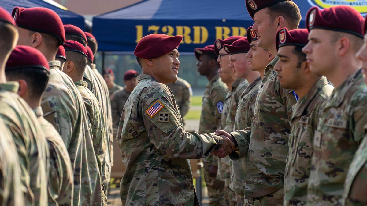 173rdAbnBde's tweet photo. #Welcome to the Herd!
New #SkySoldiers ๐ช were patched and greeted this morning by #173rd leaders.
Letโs hear a warm welcome for our new #paratroopers ๐๐
#StrongerTogether #ThisIsMySquad #ArmyFamily #BeAllYouCanBe #BeASkySoldier https://t.co/RAzRRGnNmy