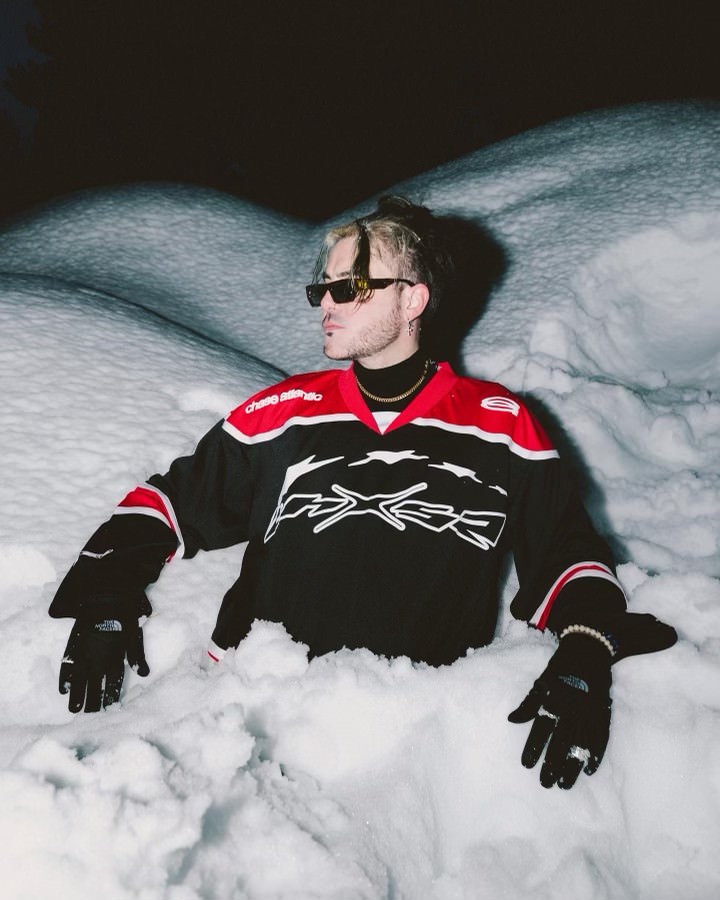 ChaseAtlantic's tweet photo. @CLINTONCAVE WEARING THE NEW CHXSE HXCKEY JERSEY

https://t.co/AMM0IXEb7K (LIMITED TO 300 PIECES) https://t.co/tn2yJksGnf