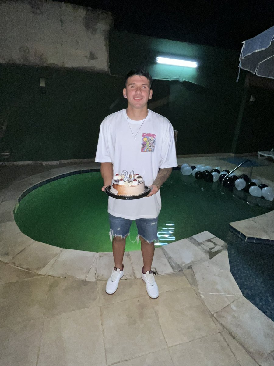 alexis_coroo's tweet photo. 2️⃣1️⃣🥳 https://t.co/oo2zx4Cq3g