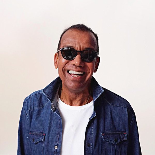 If there’s any day to be introduced to the legendary Brazilian artist Jorge Ben Jor, today’s the day - on his birthday! If you live outside of Brazil, you’ve likely heard his music without ever knowing it was his! Read on, it’s a 🧵