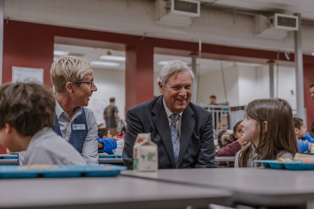 greeleyschools's tweet photo. U.S. Sec. of Ag Thomas Vilsack visited Maplewood ES to recognize the work D6 has accomplished to ensure all students have access to healthy meals/activities &amp; to announce new national initiatives aimed at providing greater access to healthy meals for all children. @USDANutrition https://t.co/UkUXIr29GM