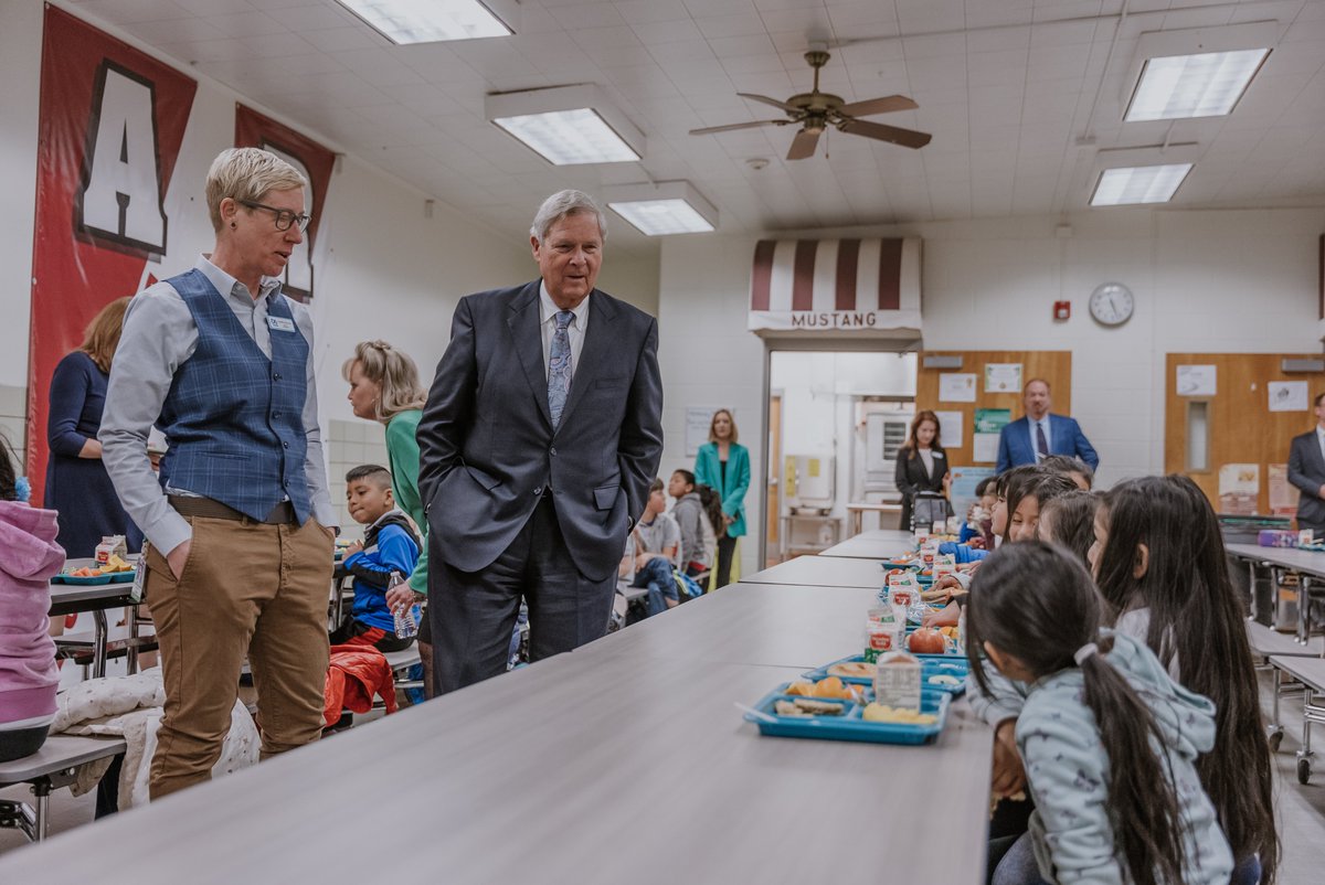 greeleyschools's tweet photo. U.S. Sec. of Ag Thomas Vilsack visited Maplewood ES to recognize the work D6 has accomplished to ensure all students have access to healthy meals/activities &amp; to announce new national initiatives aimed at providing greater access to healthy meals for all children. @USDANutrition https://t.co/UkUXIr29GM