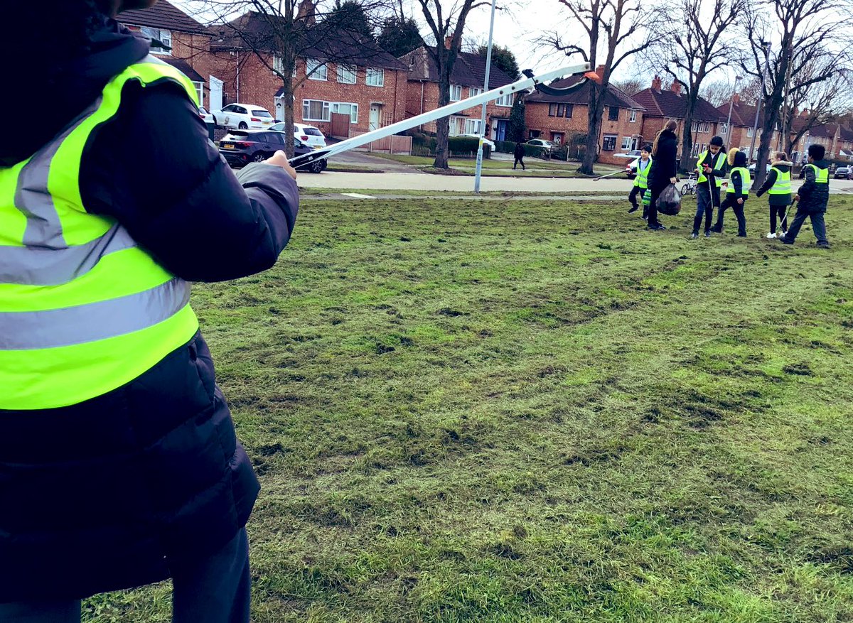 We are taking part in the Great Big School Clean at @lea_forest_aet 🚮 5SC couldn’t believe the amount of litter found in our local area! #BigBagChallenge #LitterHeroes #GBSchoolClean @KeepBritainTidy @Cllr_Bridle @liambyrnemp @BirminghamEdu @CllrJohnCotton @EcoSchools