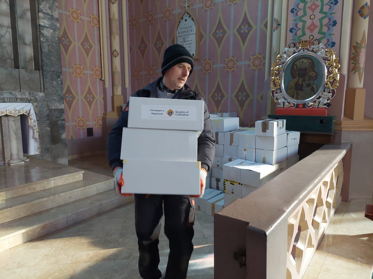 SCzyszek's tweet photo. Knights of Columbus is an effective force of good. Since RUS invasion on🇺🇦, @RycerzeKolumba in🇵🇱, with @KofC support from 🇺🇸&amp;🇨🇦, produced &amp; delivered 200,000 care packages to🇺🇦. Now, Knights in🇵🇱 engage their parishioners to produce &amp; send thousands of “parish care packages” to🇺🇦 https://t.co/iKSsucu8za