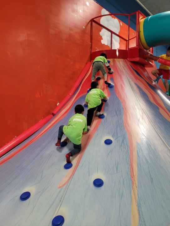 JCCVancouver's tweet image. #SpringCampWeek1 at the J is off to a great start! We're having a blast and getting to know our campmates. So far, we've spent our days crafting, playing games, and singing camp songs. Who knew camp could be so funny? #OnlyAtTheJ #VancouverSpring