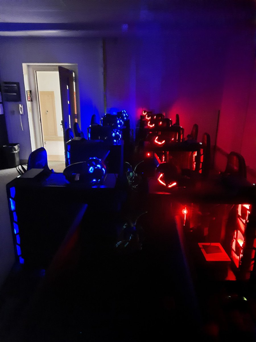 SHSeSports1's tweet photo. Shutting the SHS ESPORTS ARENA down til after spring break. Have fun kids.👍 https://t.co/8Lg11uFsZl