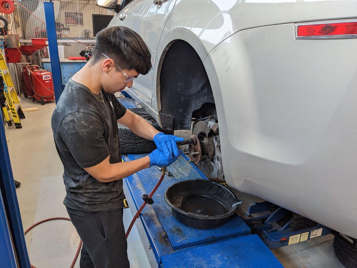 #207Gearheads led by Mr. Feeney doing some disc brake preparation. Not slowed a bit by the internet being down.