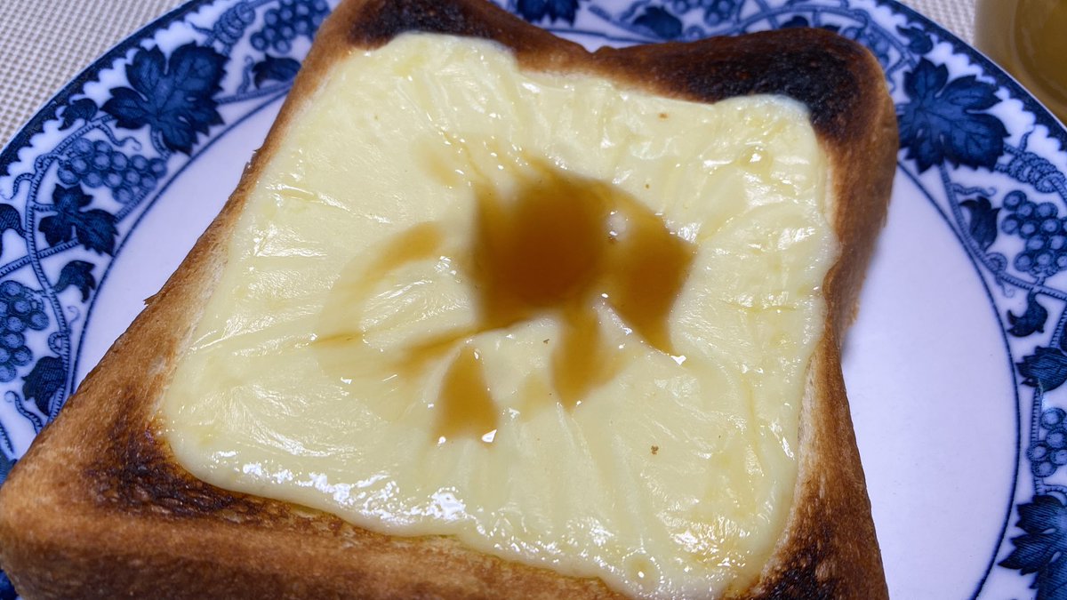 チーズ3枚乗っけ　朝ご飯 https://t.co/7wKMx6hRmR