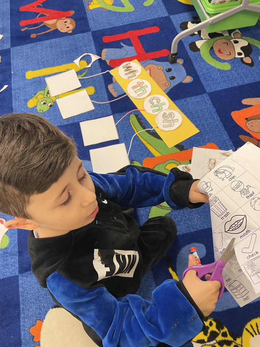 MrsPtaszek's tweet photo. Room 9 students had a great time reviewing their digraphs 🖍️✂️📖 #bvpride #d109pride @BVGoBobcats @ISD109 https://t.co/l2Y2IWCk1v