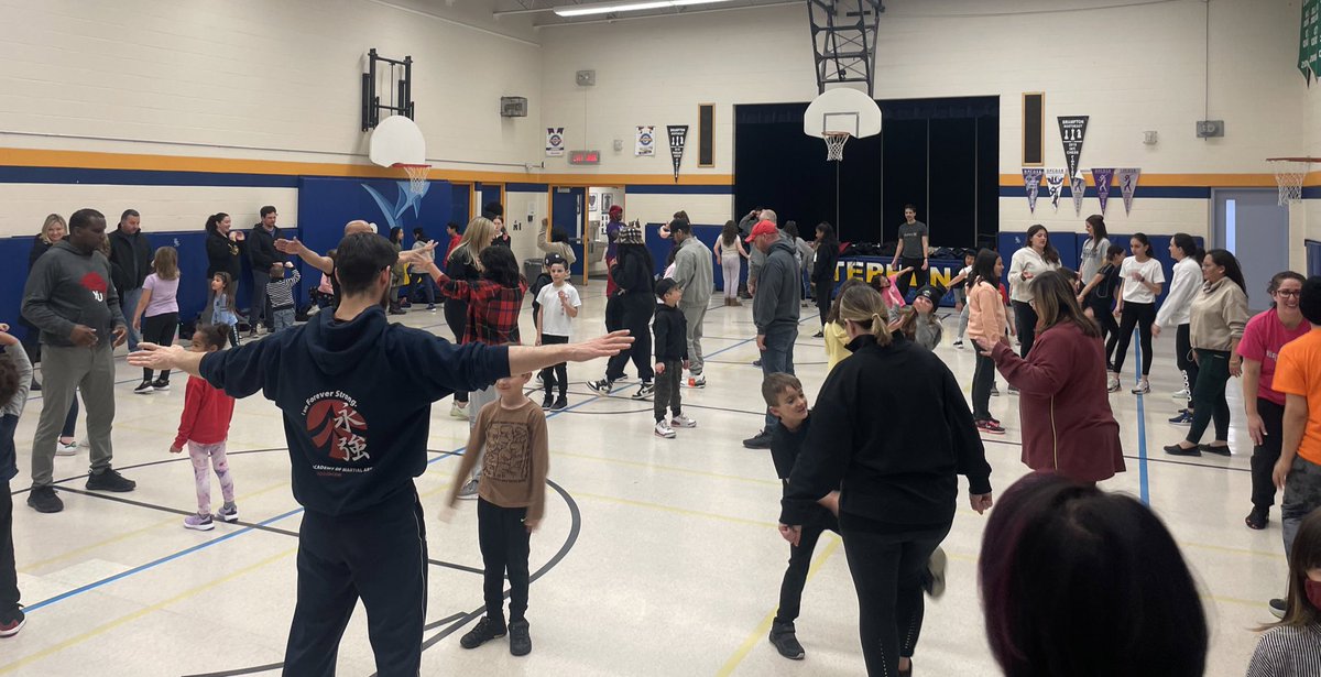 StStephDPCDSB's tweet image. St. Stephen’s gym is full with energy this evening! #xmovement