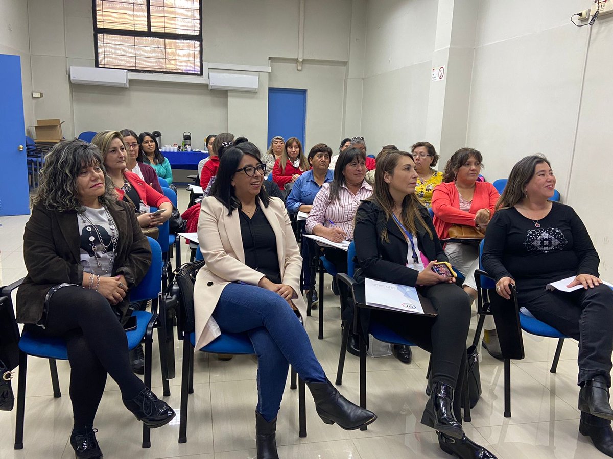 drtaraucania's tweet photo. 🟣 Directora @CarojedaGalaz con Trabajadoras de Casa Particular @ANECAPCHILE desarrollaron jornada de capacitación junto a Seremi Claudia Tapia y autoridades de @SernamEGChile @SUSESOChile y @chilevalora #TrabajoDecente #DerechosLaborales #DiálogoSocial https://t.co/vOh2Jue0ss
