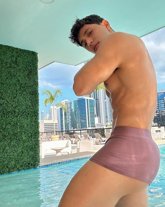 I'm alone in the pool :( https://t.co/JERTg5nOe3