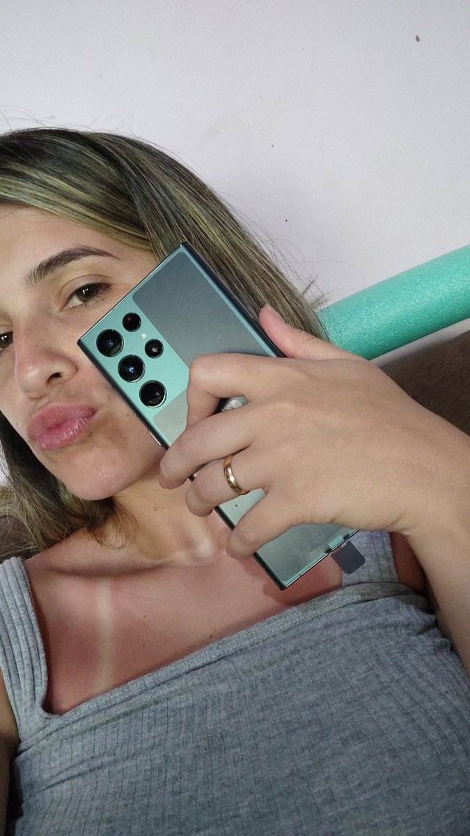 pmarinho21's tweet photo. Com o celular novo que a @SamsungMobile me deu 🥰🥰 https://t.co/TWf5Toeh96