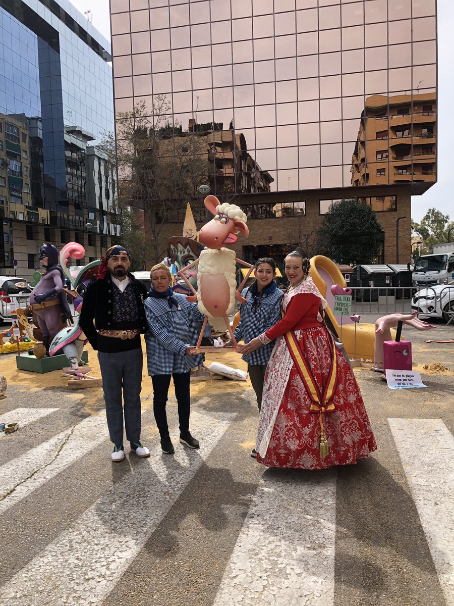 FallaAlameda1's tweet photo. Les falles també són solidaritat 🫶
El día 17 acudimos en pasacalle a nuestra falla vecina, Antigua Senda de Senent-Alameda “El Palau” un ninot #germanorfallera #falladelesarts #fallaalameda #fallas23 https://t.co/8XITOCu3Be