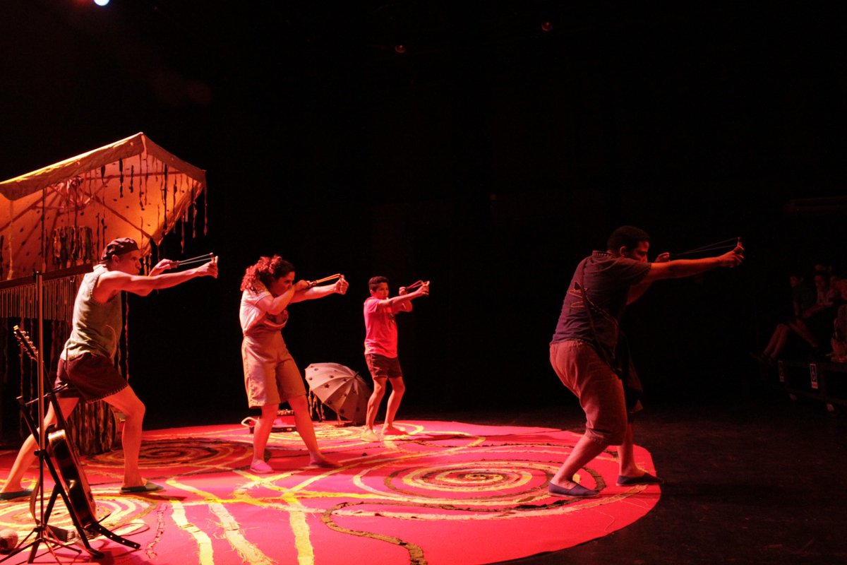 Estreia amanhã a “Trilogia Entre Infâncias” . 🎭✨ 

🐦 Memórias de um Quintal 
📍 Teatro II 
📅 De 23 a 26/3 
⌚ Quinta e sexta - 18h | Sábado e domingo – 16h 
🎟️ $30 (inteira) e $15 (meia) | Clientes BB pagam meia | Ingressos disponíveis no site e na bilheteria do CCBB.