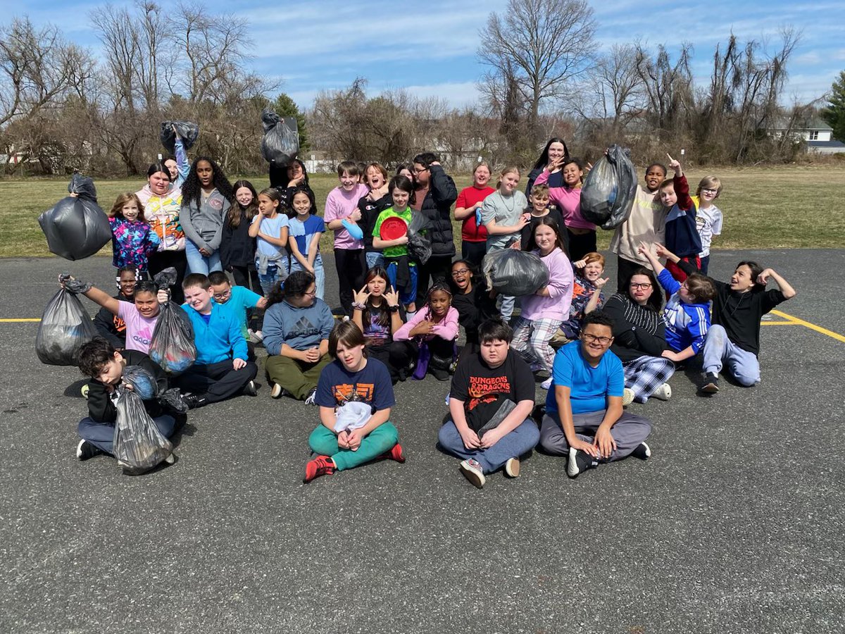 HollyHallElem's tweet photo. Our 5th graders provided service to our community this afternoon by cleaning up the school grounds. Great job, 5th grade! #buildingcommunity #ccpsmd https://t.co/BTph2PFst2