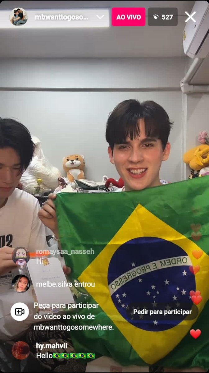 É DO BRASIL! Nesta manhã durante live #MosBank (#BigDragonTheSeries), mostraram os presente que ganharam de seus fãs e um destes presentes foi enviado por fãs brasileiros.

Isbanky ainda leu as cartas enviadas e agradeceu ao apoio dos fãs brasileiros.