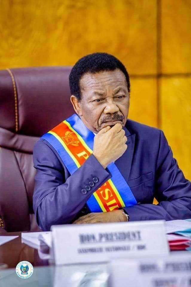 🇨🇩Christophe Mboso devant les députés répond à Daniel safu concernant la loi Tshiani: Soki olié mbongo ya batu Etali yo.Etali ngaii teee. Ngaii na vivaka na ndaku ya ba chinois teeee 🤣🤣.Oyo Ayebi que aza congolais, Azala kimia. Mutu akima teeee. La loi Tshiani sera inscrite 1/2