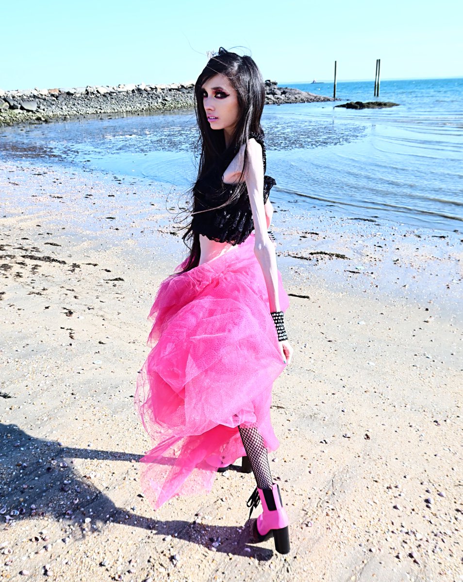 Eugenia Cooney on Twitter: "beach pics 💖 👑"