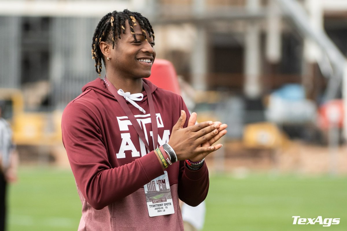 Jasper LB Tyanthony Smith takes in a practice today at Texas A&M. @Tyanthonysmith1 | @TexAgs