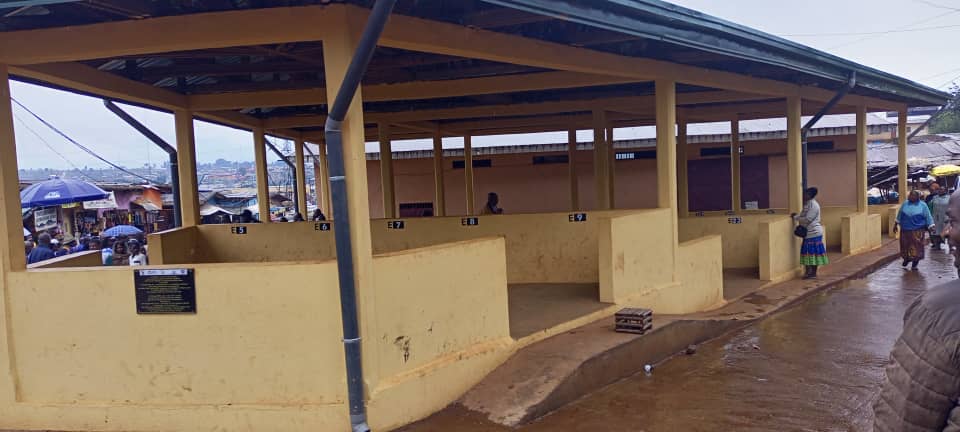 guyzoducamer's tweet photo. 🇨🇲Cameroun : Le Ministre de l'Habitat et du Développement Urbain, accompagné de Madame la Directrice de l'Agence Française de Développement,  a procédé à l'inauguration des équipements marchands dans la ville de Bafoussam 
 #utdacameroun #utdaminhdu #utdamarché #utdac2d https://t.co/gfvWbeh2OO