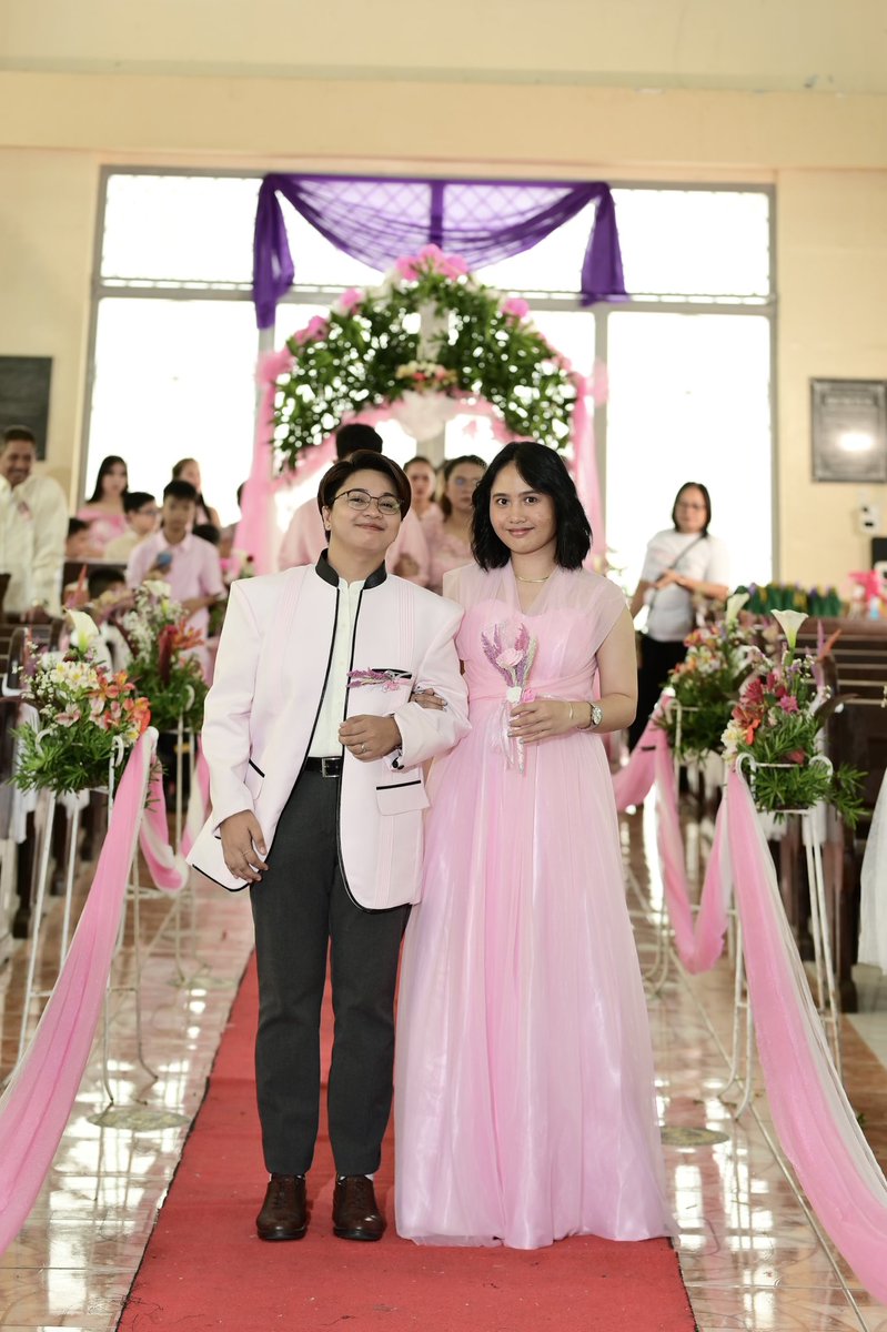 sisoncessy's tweet photo. church vs reception

ang saya na namin sa reception kasi wala na si Father na homophobic lol https://t.co/biqXuGDLop