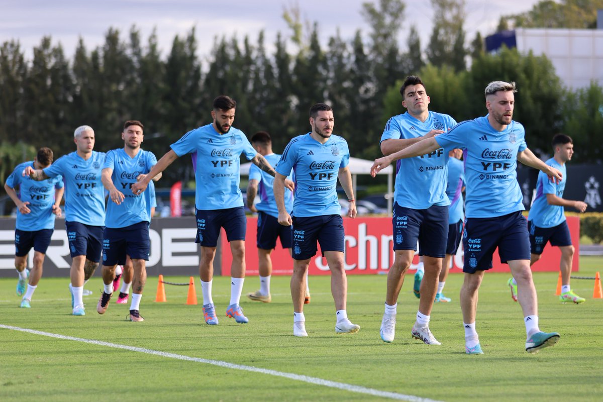 Argentina's tweet photo. #SelecciónMayor ¡Último entrenamiento! 

Todo listo, todo preparado, todo en marcha para volver a ver a la #Scaloneta 😎🇦🇷 https://t.co/eBsGRTBbKB