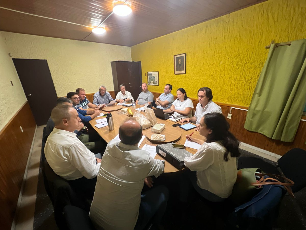 nchiesa's tweet photo. Reunidos con la directiva de 𝑪𝒐𝒏𝒇𝒆𝒅𝒆𝒓𝒂𝒄𝒊𝒐́𝒏 𝑮𝒓𝒂𝒏𝒋𝒆𝒓𝒂 𝒅𝒆𝒍 𝑼𝒓𝒖𝒈𝒖𝒂𝒚 #CGU. Oportunidad para intercambiar de la situación de la granja por la #sequia. Repasar medidas tomadas hasta el momento y sumar otras. #Digegra @MGAPUruguay https://t.co/tQdz91EKZg