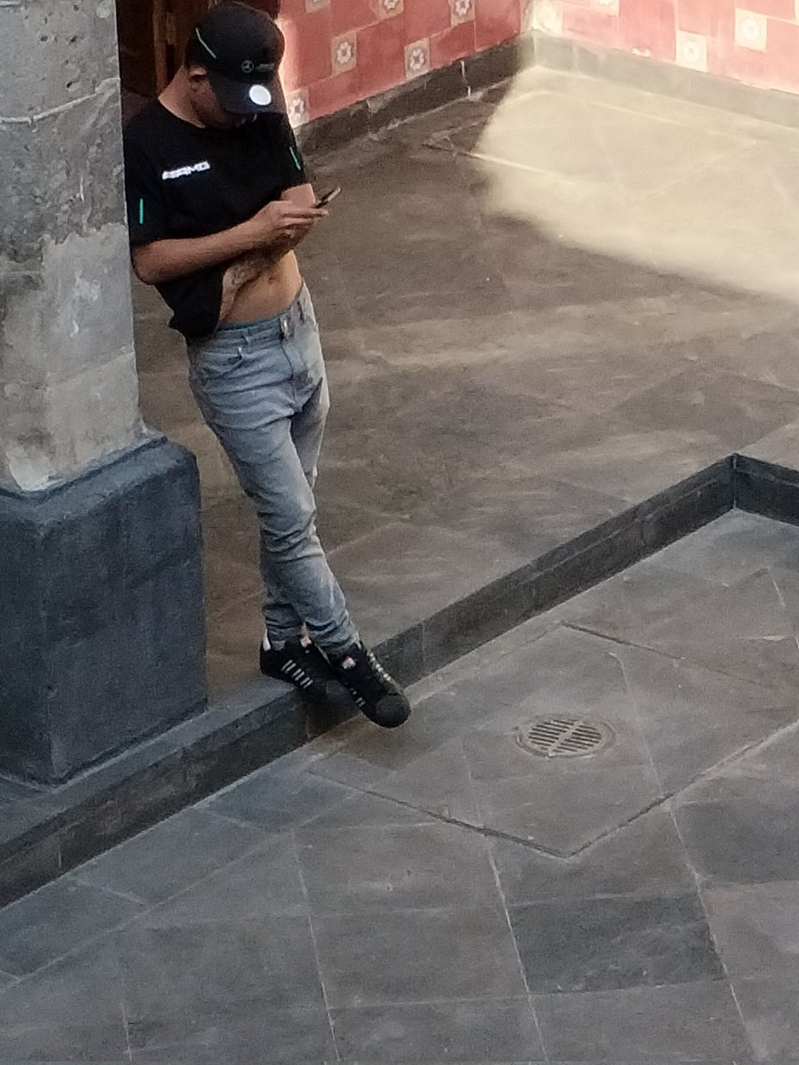 Cojamos_df's tweet photo. Que alguien me explique porqué los chacales hacen eso de subirse la playera? 🤔🤤🫠😋😍🫣
P.d. aunque haga eso, al rato me lo voy a dar🍆🍑👅 https://t.co/SAeP39JwGV