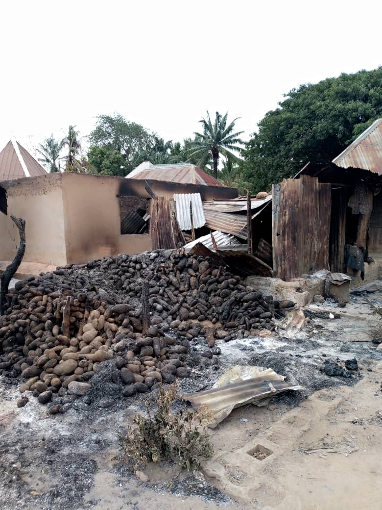 iamspicestunner's tweet photo. @maneadole @HQNigerianArmy @NigeriapolicePR @NCDCgov @ARISEtv @channelstv @seunokin @BenuePoliceNG @PoliceNG @THISDAYLIVE @BenueFirst_ @TheNationNews #Igedeidomaunrest #prayforigedeprayforidoma  @samuelortom @BenuePoliceNG @benuestategovt @PeterObi @MBuhari pls help us🙏😭 https://t.co/dQ5HlmmeNr