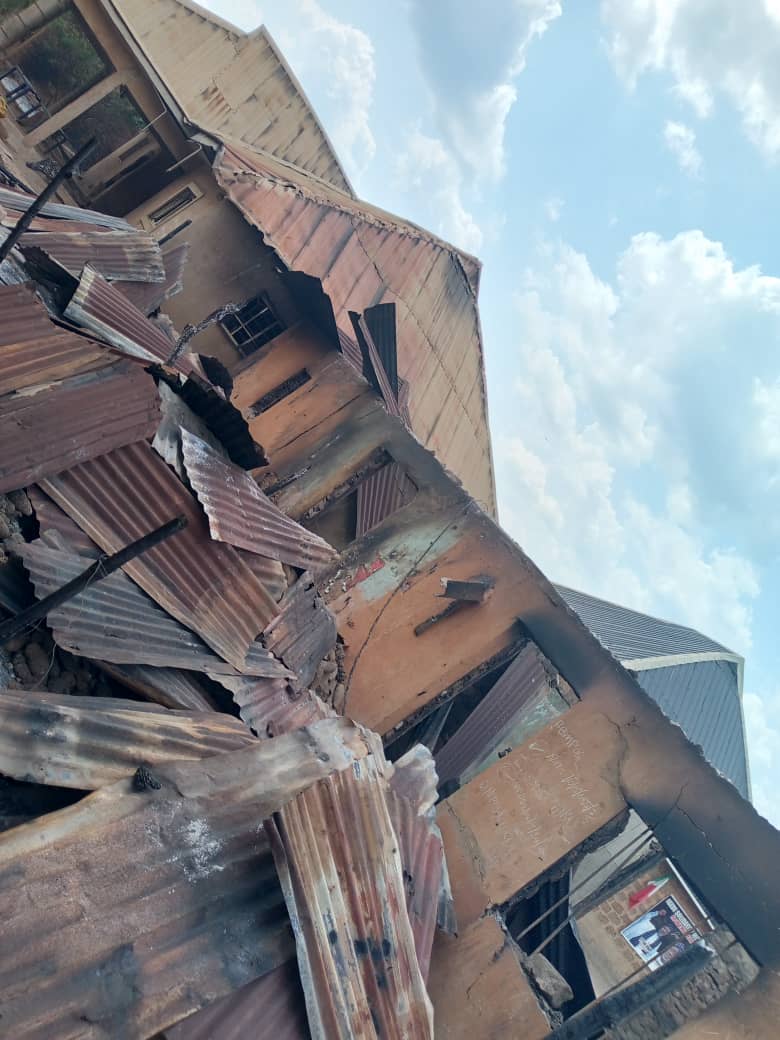 iamspicestunner's tweet photo. @maneadole @HQNigerianArmy @NigeriapolicePR @NCDCgov @ARISEtv @channelstv @seunokin @BenuePoliceNG @PoliceNG @THISDAYLIVE @BenueFirst_ @TheNationNews #Igedeidomaunrest #prayforigedeprayforidoma  @samuelortom @BenuePoliceNG @benuestategovt @PeterObi @MBuhari pls help us🙏😭 https://t.co/dQ5HlmmeNr