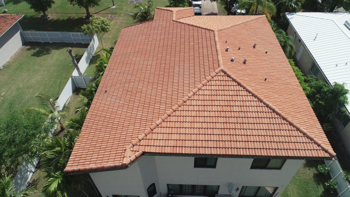 bluedragonspect's tweet photo. Drone footage from our inspection! #bluedragonhomeinspections #homeinspector #miamirealestates #browardrealestate https://t.co/ulR1RCbX11