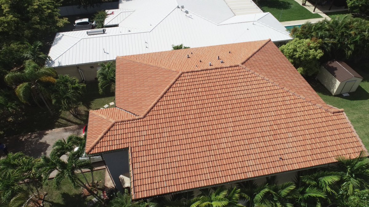 bluedragonspect's tweet photo. Drone footage from our inspection! #bluedragonhomeinspections #homeinspector #miamirealestates #browardrealestate https://t.co/ulR1RCbX11