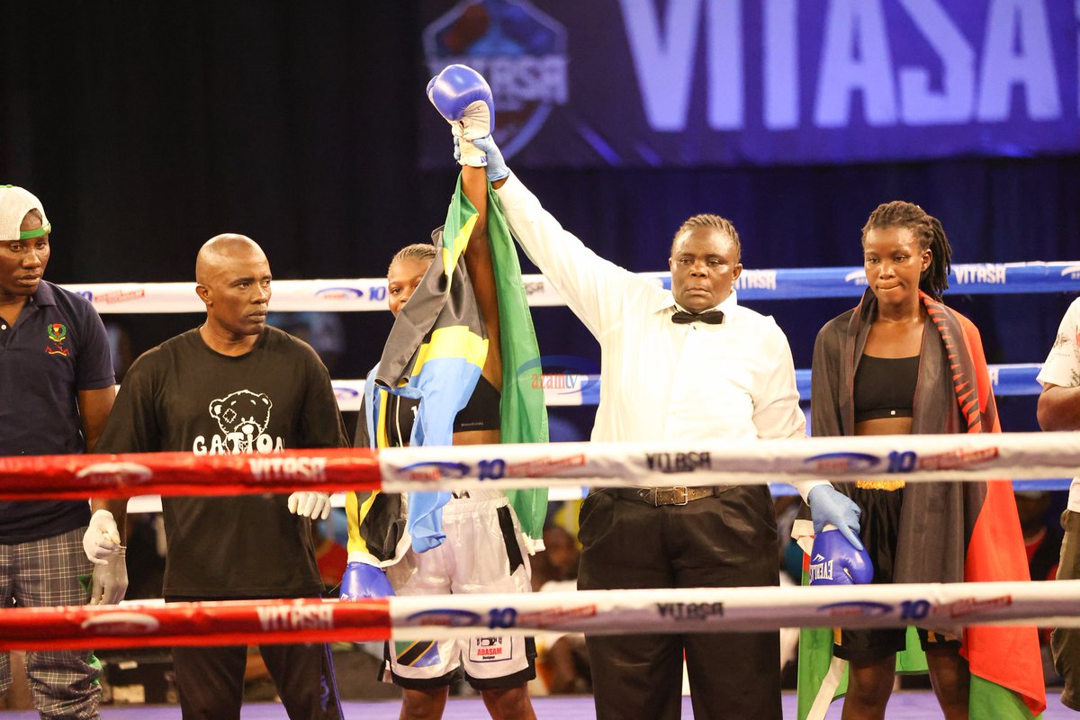 azamtvtz's tweet photo. QUEEN OF BOXING: Mtanzania, Zawadi Kutaka ameshinda kwa pointi dhidi ya Mphatso Metaudzu kutoka Malawi kwenye pambano la tano usiku huu.
Tuko LIVE #AzamSports3HD
#VitasaNight #UsikuWaVitasa #QueenOfBoxing #WomenCrushWednesday #StumaiMukiVsChimwemweBanda #UbungoPlaza https://t.co/0bHeMXCCFt