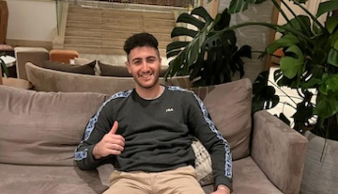 HJÄLP ÖNSKAS

Min älskade lillebror ska flytta till Östersund. Helst 1-2 rum. Han spelar fotboll, extrajobbar och pluggar. Rökfri, husdjursfri och en festfri idrottskille.

Har du lägenhet du hyr, känner någon som hyr eller har tips för Östersund? DM:a gärna! 🙂

RT=❤️