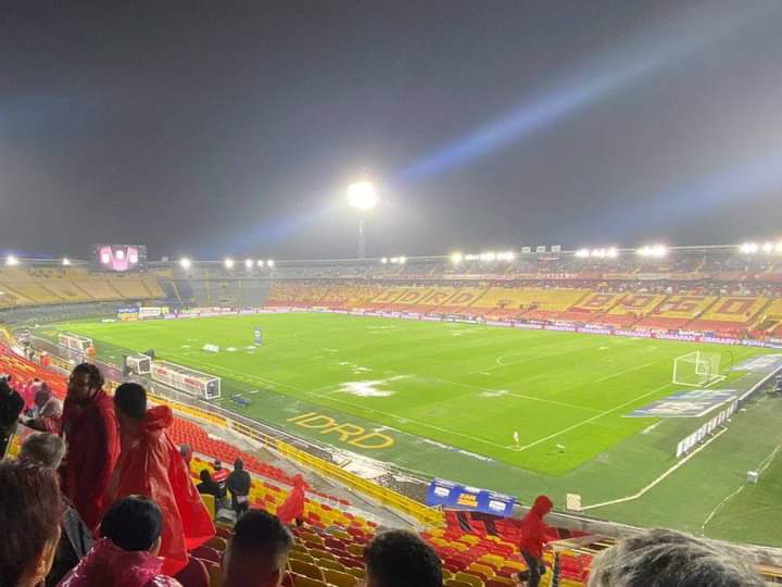 Darwing0921's tweet photo. La prensa amarillista de este país, esto es lo que quieren como sede de la @FCFSeleccionCol sean serio 
@WinSportsTV 
@CanalRCN chiquero total jajajajaja https://t.co/jf0F7h48MY