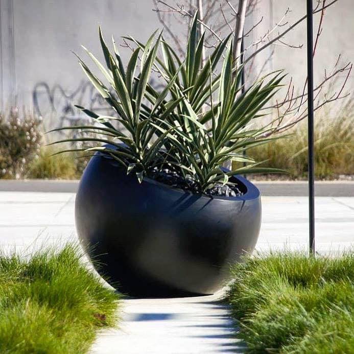 iapsf's tweet photo. The Eclipse #planter flaunts a boldly modern design shown here in matte black •
#hospitalitydesign #boutiquedesign #commercialdesign #rooftop #modern #landscapedesign #interiordesign #luxurydesign #handmade #lightweight #fiberglass #sitefurnishings #design #iapsf https://t.co/6isDi2s7qj