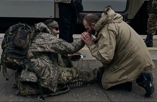 SukaPutinchik's tweet photo. #Kramatorsk railway station. A civilian man kisses the hands of an unknown military man, thanking him for his life. https://t.co/k6ooBdEkDi