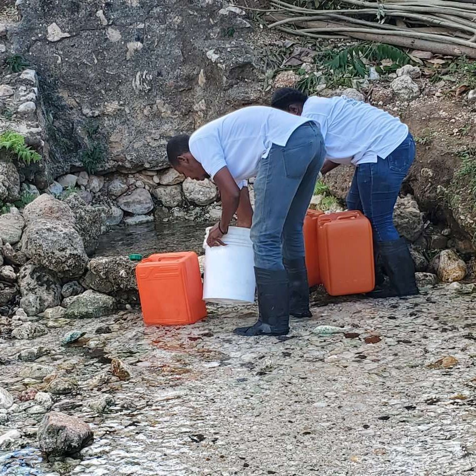 Diagnostic de points d'eau pour la mise en place d'un système de traitement d’eau potable.
#WorldWaterDay2023  #WorldWaterDay
ACTED Haïti continue de s’impliquer pour l'amélioration de l'accès à l'eau potable en Haïti à travers la protection et la réhabilitation de points d’eau.