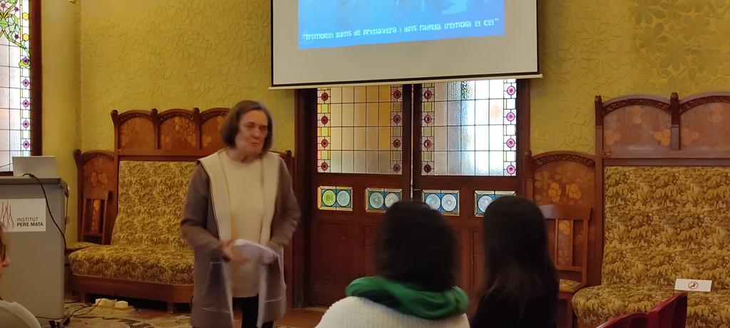 CodolEducacio's tweet photo. Avui, a l'#InstitutPereMata de #Reus presentant la proposta de la @fundacioreddis de suport a dues experiències educatives artístiques referents de la nostra comarca: la @FundacioMasMiro a #Montroig  i la #RutaMirManent a l'#Aleixar https://t.co/dR77EiQDEc