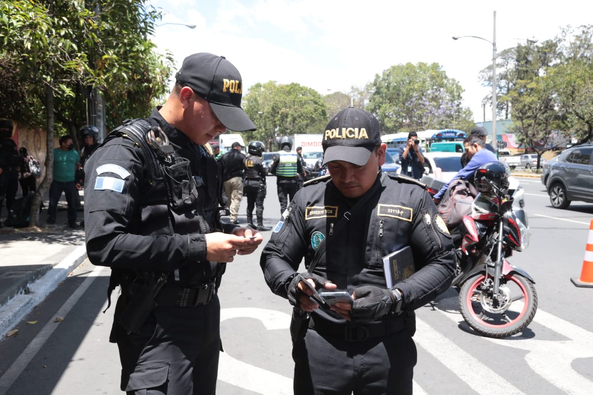 mingobguate's tweet photo. El Ministro de Gobernación junto al Director General de la #PNC supervisa operativos de seguridad que realizan los agentes de Comisarías y Unidades Especializadas de la PNC para prevenir que se registren hechos delictivos que atenten contra la vida y patrimonio de las personas. https://t.co/GeNc9XpAGC